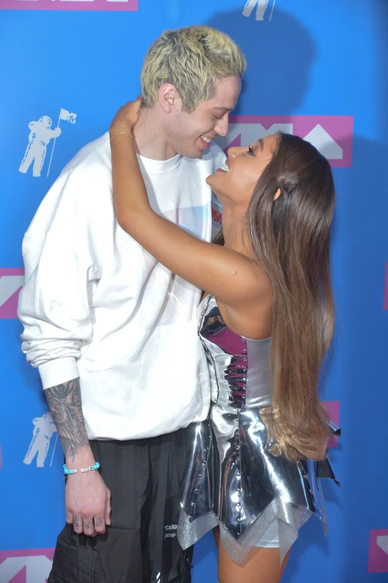 Jedna od njegovih najpoznatijih veza bila je ona s Arianom Grande. Davidson i Grande prvi su put skrenuli pozornost na svoju vezu nakon njezina nastupa na dodjeli Billboard Music Awards u svibnju 2018. U roku od mjesec dana iznenadili su obožavatelje objavom da su zaručeni.
&quot;Sve što znam je da sam ja sam najsretniji tip na svijetu&quot;, rekao je jednom prilikom. Međutim, burna romansa je ubrzo završila, a par je objavio raskid u listopadu 2018. godine. 