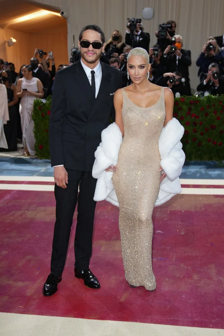 Ono što ga je vinulo u visine je sigurno veza s Kim Kardashian koja je od njega starija 13 godina. &apos;Ovo je najbolji seks u mom životu&apos;, izjavila je Kim u zadnjoj epizodi reality showa &apos;The Kardashians&apos;. Kim je također otkrila da se ona prva javila Peteu, a za sve je kriv poljubac koji su snimili tijekom skeča za SNL. Kaže da zapravo uopće nije htjela biti s njim u vezi, već se samo htjela seksati. Peteu je poslala poruku koja je glasila &apos;moram resetirati svoju vaginu. Htjela sam se samo ševiti&apos;, kazala je. Neki američki mediji nagađaju da će se par uskoro i useliti zajedno. 