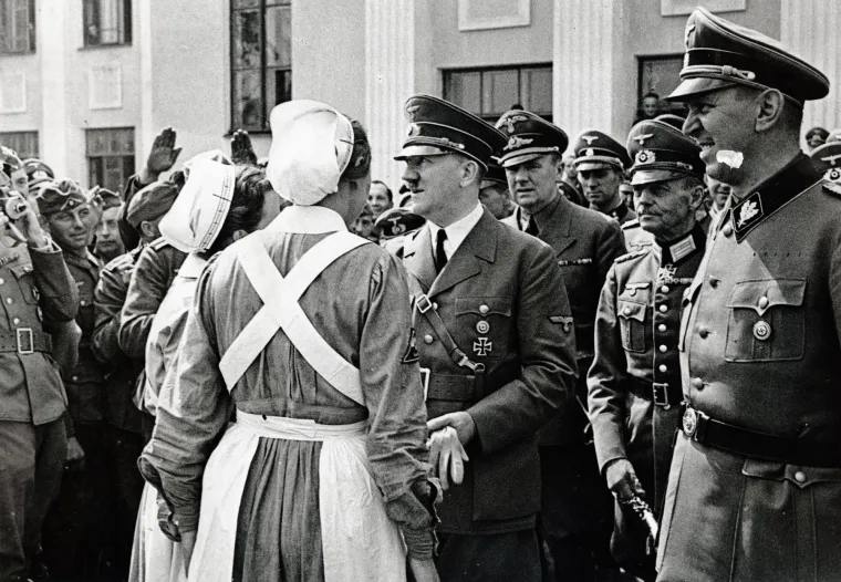 Prema izvatku, diktator je rekao liječniku: &quot;Ako je nešto loše, to moram apsolutno znati.&quot; To je uslijedilo nakon njihovih prvih konzultacija u svibnju 1935. godine. Švicarski magazin također je tvrdio da pisma naglašavaju Hitlerovu fascinaciju njegovim glasom.