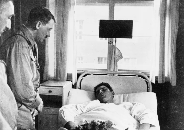 Jedan njemački povjesničar, Norman Ohler, opisao ga je kao &quot;super-narkomana&quot;. Hitleru su rutinski ubrizgavali kokain, metamfetamin i opijat sličan heroinu zvan Eukodol.