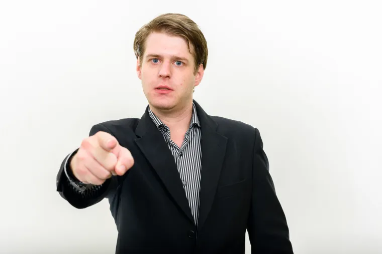 Henrik upozorava da su psihopati obično najšarmantniji ljudi na poslu. &quot;Oni su uvijek vrlo šarmantni i vrlo dobri u glumi. Oni proučavaju druge ljude kako bi se znali pretvarati da su zabrinuti ili da vas slušaju. Ali oni uopće nisu zabrinuti za vas. Psihopati samo pokušavaju steći prednost u odnosu na vas i sve ostale.&quot;