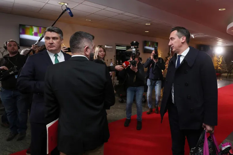 Kamera u poljudskoj loži uhvatila doktora koji se proslavio noseći Kolindinu torbicu