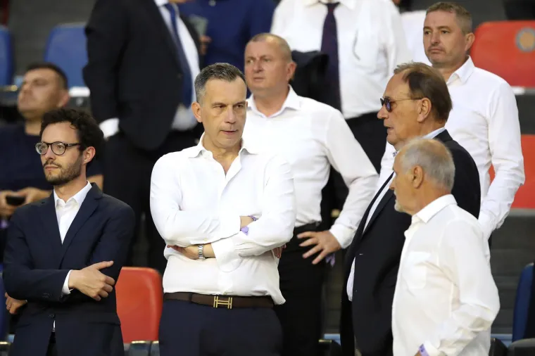 Kamera u poljudskoj loži uhvatila doktora koji se proslavio noseći Kolindinu torbicu