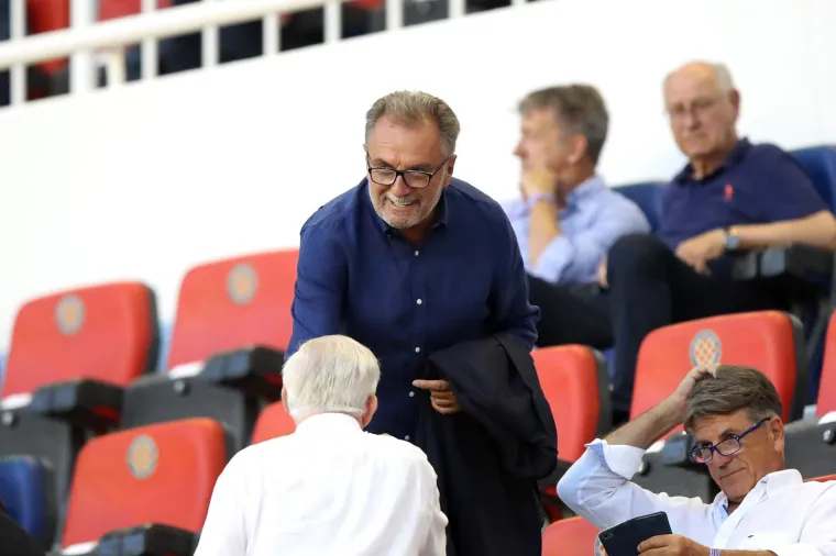 Kamera u poljudskoj loži uhvatila doktora koji se proslavio noseći Kolindinu torbicu