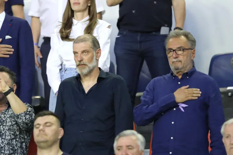 Kamera u poljudskoj loži uhvatila doktora koji se proslavio noseći Kolindinu torbicu