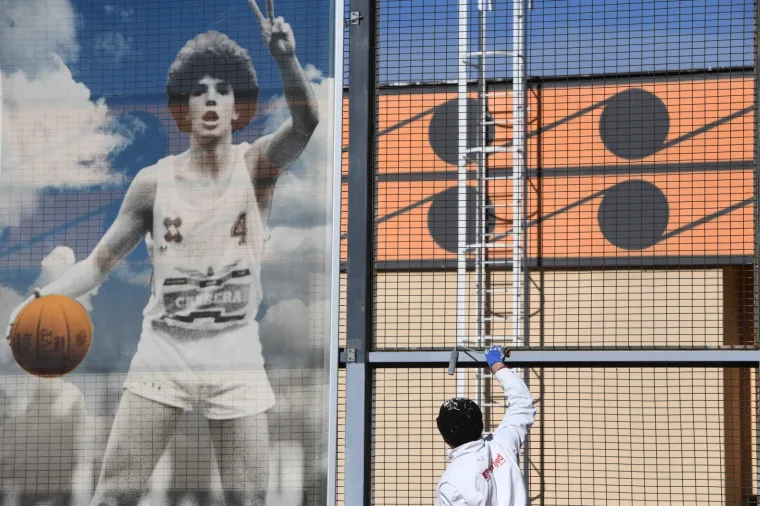 Ko&scaron;arka&scaron; Dražen Petrović preminuo je 7. lipnja 1993. godine u Njemačkoj. Do njegove je smrti do&scaron;lo u te&scaron;koj prometnoj nesreći, a za volanom automobila u kojem je bio Petrović bila je njegova djevojka Klara Szalantzy. Szalantzy je s prijateljicom Hilal Edebal do&scaron;la po Petrovića na aerodrom u Frankfurtu, a trebali su se odvesti do M&uuml;nchena. Međutim, na autoputu A9 kod Denkendorfa se dogodila nesreća u kojoj je Petrović izgubio život. Szalantzy se svojim automobilom zabila u kamion i to pri brzini od 160 km/h. Petrović je pri sudaru ispao iz automobila te je na mjestu poginuo. On se vozio na suvozačevu mjestu, a netom prije nesreće je spavao. O Klari Szalantzy se ne zna mnogo. Ona je biv&scaron;a manekenka i ko&scaron;arka&scaron;ica koja je s Petrovićem u vezi bila svega nekoliko mjeseci, a prije nego su započeli romansu ona je bila i njegova velika obožavateljica. Szalantzy ba&scaron; nikada nije govorila o nesreći niti o vezi s Petrovićem, no nekoliko je puta viđena u Zagrebu kako posjećuje njegov grob. 2001. godine se udala za njemačkog nogometa&scaron;a Olivera Bierhoffa s kojim ima i dijete. Prije 10 godina je u osmom mjesecu trudnoće doživjela pobačaj, a iste je godine preminuo i njezin brat Ladislav.