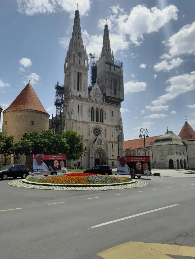 Zagrebom prošao s jumbo plakatima i pokazao što misli o nadbiskupima: &apos;Oče oprosti im jer ne znaju što čine!&apos;