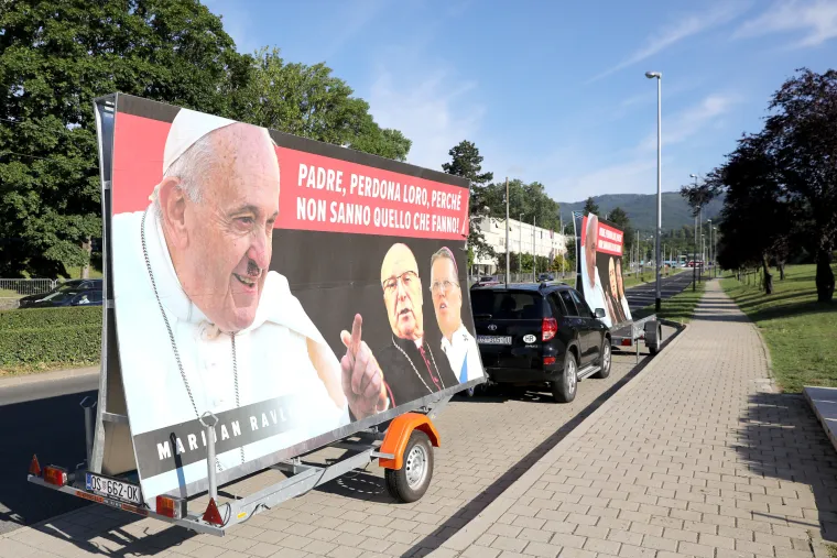 Zagrebom prošao s jumbo plakatima i pokazao što misli o nadbiskupima: &apos;Oče oprosti im jer ne znaju što čine!&apos;