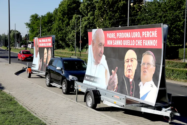 Zagrebom prošao s jumbo plakatima i pokazao što misli o nadbiskupima: &apos;Oče oprosti im jer ne znaju što čine!&apos;