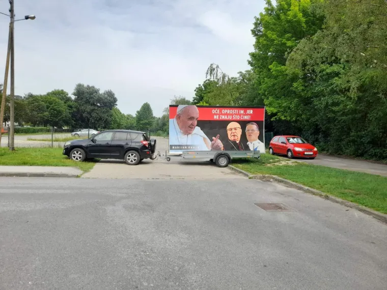 Zagrebom prošao s jumbo plakatima i pokazao što misli o nadbiskupima: &apos;Oče oprosti im jer ne znaju što čine!&apos;