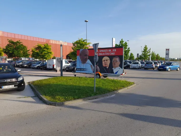 Zagrebom prošao s jumbo plakatima i pokazao što misli o nadbiskupima: &apos;Oče oprosti im jer ne znaju što čine!&apos;