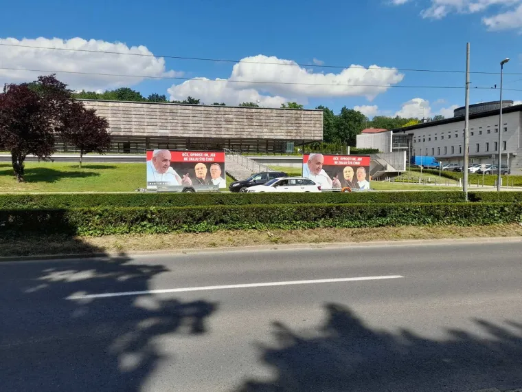 Zagrebom prošao s jumbo plakatima i pokazao što misli o nadbiskupima: &apos;Oče oprosti im jer ne znaju što čine!&apos;