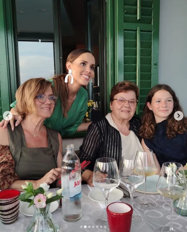 Pjevačici su rođendan čestitali brojni pratitelji, a među njima je i voditeljica Marijana Batinić koja joj je napisala: &quot;Klinjo jedan, grozno. Sretan ti najsretnijiiiii&quot;, poručila joj je. Čestitkama su se pridružili i Tarik Filipović, Luka Nižetić, Marko Petrić i drugi. 