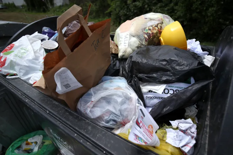 Grozan prizor gomile mije&scaron;anog i glomaznog smeća kod NSK u Zagrebu 