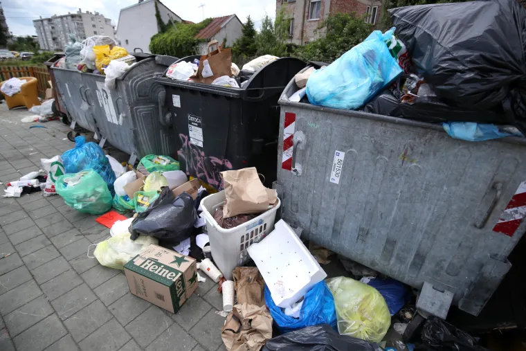 Grozan prizor gomile mije&scaron;anog i glomaznog smeća kod NSK u Zagrebu 