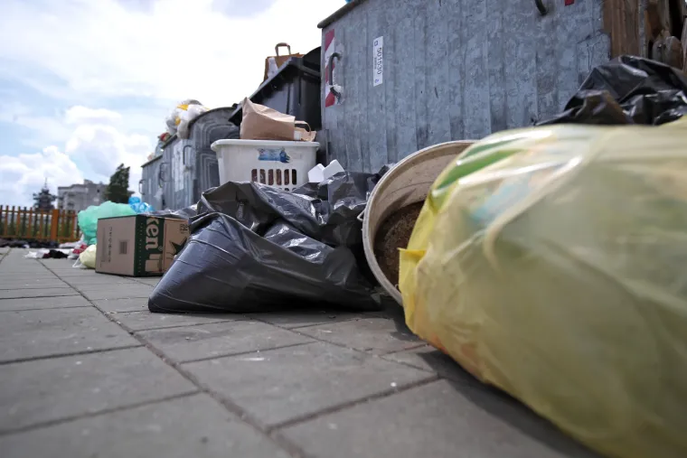 Grozan prizor gomile mije&scaron;anog i glomaznog smeća kod NSK u Zagrebu 