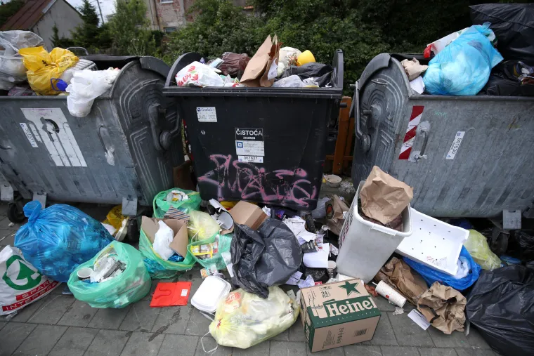 Grozan prizor gomile mije&scaron;anog i glomaznog smeća kod NSK u Zagrebu 