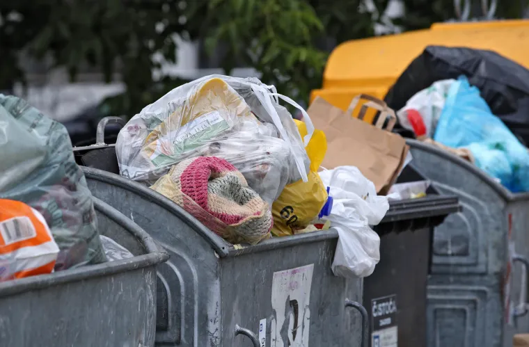 Grozan prizor gomile mije&scaron;anog i glomaznog smeća kod NSK u Zagrebu 