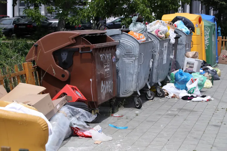 Grozan prizor gomile mije&scaron;anog i glomaznog smeća kod NSK u Zagrebu 