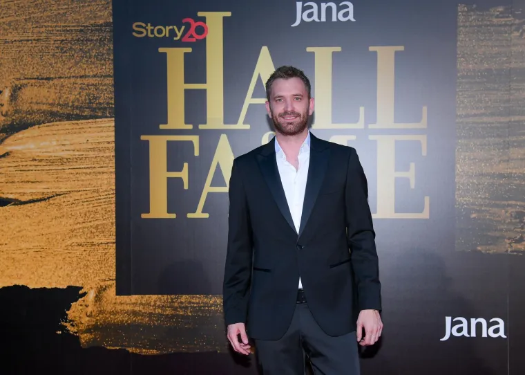 Vjenčali su se u svibnju 2018. u tajnosti - u krugu obitelji i bliskih prijatelja u bokokotarskom zaljevu u Crnoj Gori. Crnogorski glumac u jednom intervjuu je otkrio da je svojoj izabranici pripremio neka romantična iznenađenja na vjenčanju. Među ostalim, dogovorio je da joj na klaviru sviraju njene omiljene pjesme, dok su na sceni bile posute latice ruža. Potom su oti&scaron;li na piće u lokal gdje su se upoznali i proveli najljep&scaron;e trenutke, a nakon toga se jedrenjakom uputili na drugu lokaciju.