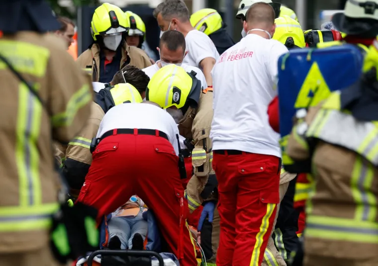 Autom pokosio pje&scaron;ake na nogostupu