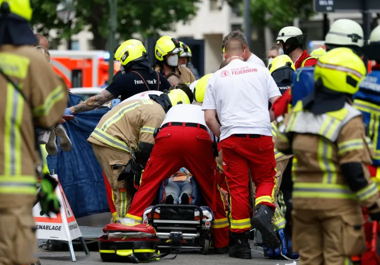 Autom pokosio pje&scaron;ake na nogostupu