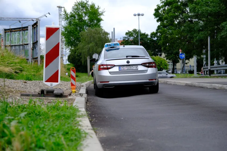 Ulegnuo se asfalt na zagrebačkoj cesti gdje je nedavno puknula cijev