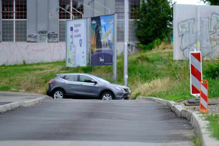 Ulegnuo se asfalt na zagrebačkoj cesti gdje je nedavno puknula cijev
