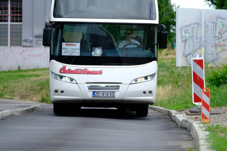 Ulegnuo se asfalt na zagrebačkoj cesti gdje je nedavno puknula cijev