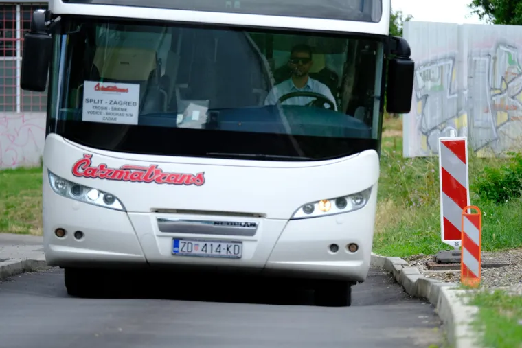Ulegnuo se asfalt na zagrebačkoj cesti gdje je nedavno puknula cijev