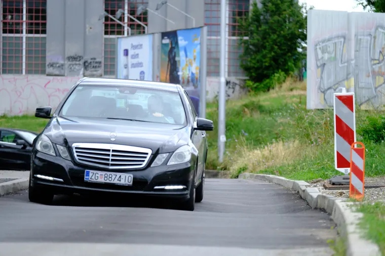 Ulegnuo se asfalt na zagrebačkoj cesti gdje je nedavno puknula cijev