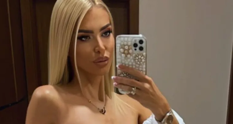 Atraktivna Sneki odjenula prozirnu haljinu, stala ispred ogledala i napravila show: 'Wow, goriš ženska'