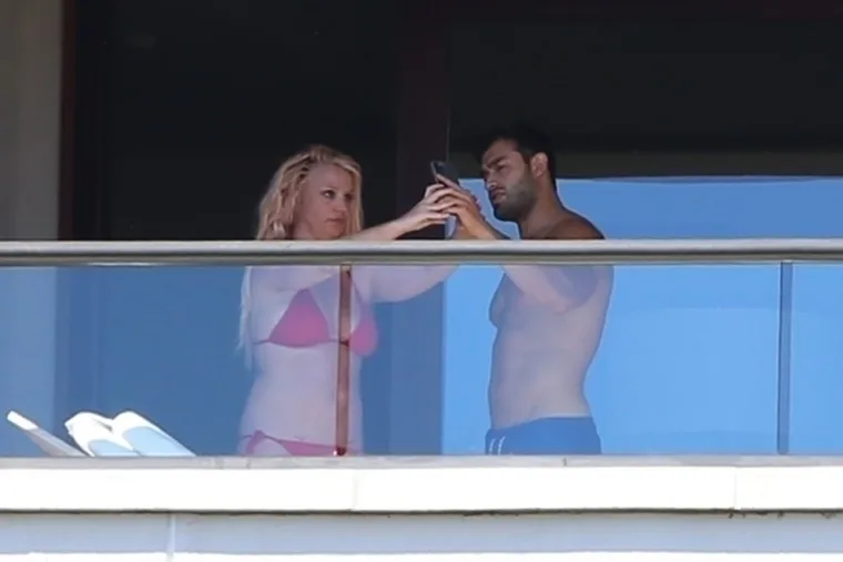 Jučer je Britney objavila Instagram Story na kojem je pokazala kako se zajedno sa svojim budućim suprugom vozi u Rolls-Royceu. Na snimci pijuckaju &scaron;ampanjac, a Britney imitira britanski naglasak te pokazuje dragulje na noktima. 