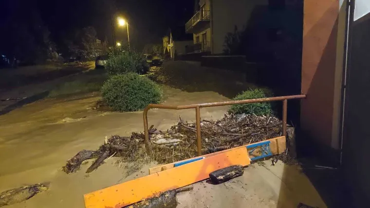 FOTO/VIDEO Olujno nevrijeme ponovo zahvatilo pože&scaron;ki kraj: Ulice poplavljene, voda ulazila u kuće