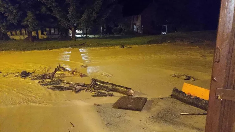 FOTO/VIDEO Olujno nevrijeme ponovo zahvatilo pože&scaron;ki kraj: Ulice poplavljene, voda ulazila u kuće