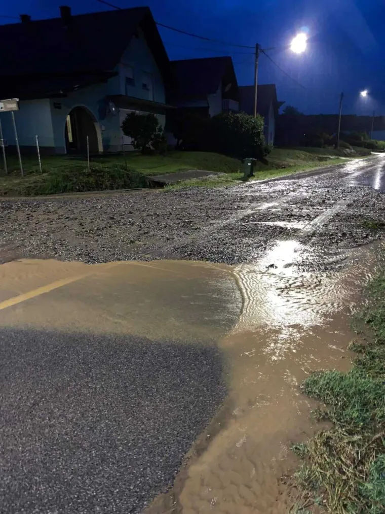 FOTO/VIDEO Olujno nevrijeme ponovo zahvatilo pože&scaron;ki kraj: Ulice poplavljene, voda ulazila u kuće