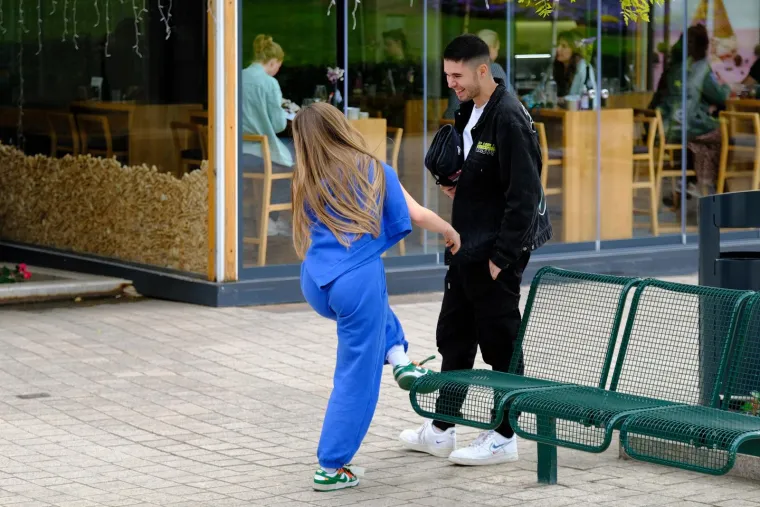 Polina Horbachova prošetala centrom u društvu nepoznatog frajera: Ovaj put nije bila sva skockana, uhvaćena je u skroz opuštenom izdanju