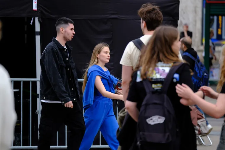 Polina Horbachova prošetala centrom u društvu nepoznatog frajera: Ovaj put nije bila sva skockana, uhvaćena je u skroz opuštenom izdanju