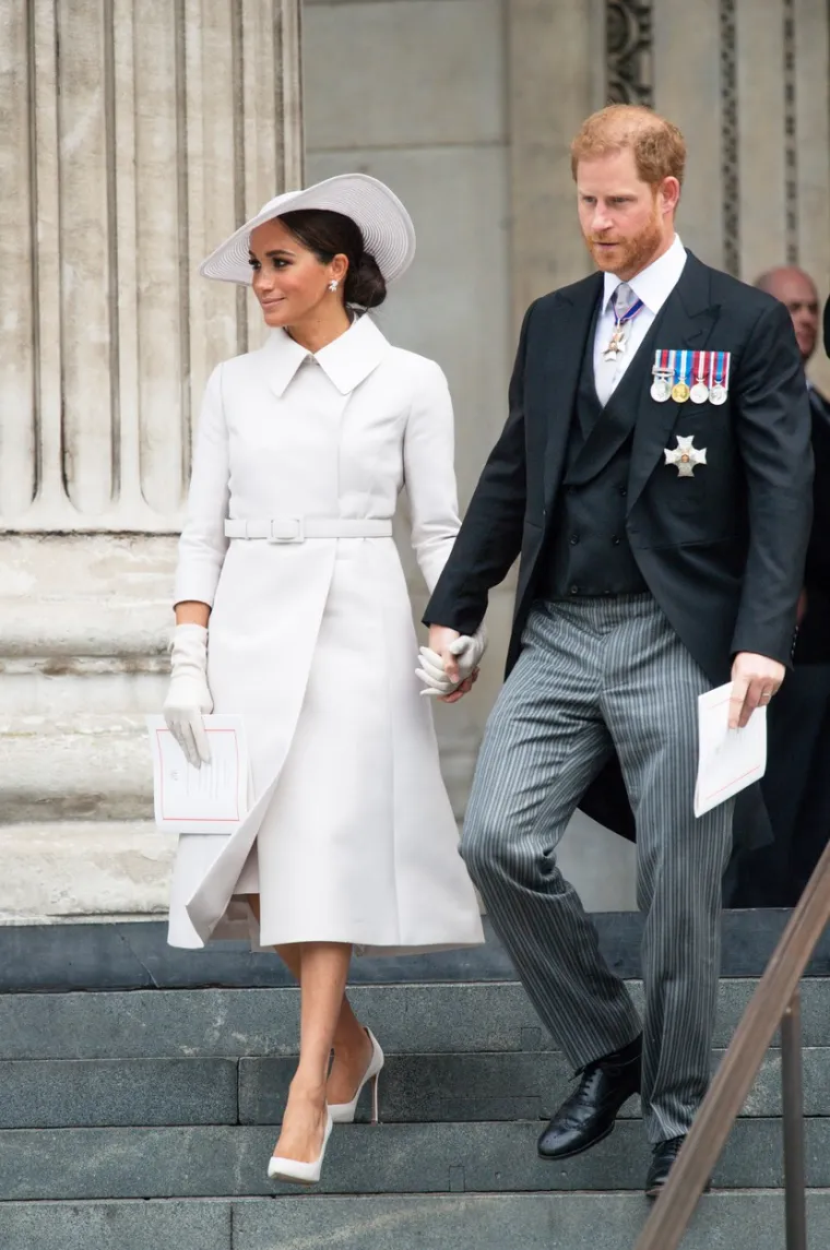 Harry i Meghan prisustvovali su samo jednom događaju na proslavi - službi za Dan zahvalnosti u katedrali St. Paula pro&scaron;log petka. Sjedili su u drugom redu katedrale preko puta princa Williama i njegove supruge Kate Middleton, a parovi se nisu međusobno doživljavali, niti su izmjenjivali kontakt očima.