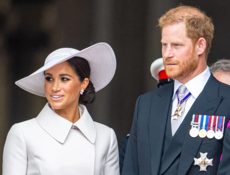 Neimenovani izvor je za The Sun rekao: "Harry i Meghan željeli su da njihov fotograf uhvati trenutak kada je Lilibet upoznala kraljicu. Ali rečeno im je da nema &scaron;anse. Bio je to privatni obiteljski sastanak".