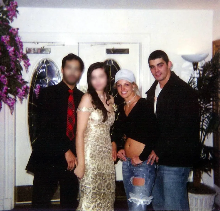 Jason i Britney prijatelji su iz djetinjstva, a ona mu je bila srednjoškolska ljubav. Britney je 2004. godine po njega poslala privatni zrakoplov kako bi joj pravio društvo u Las Vegasu. Međutim, njih dvoje su se pod utjecajem velikih količina alkohola isti dan vjenčali.