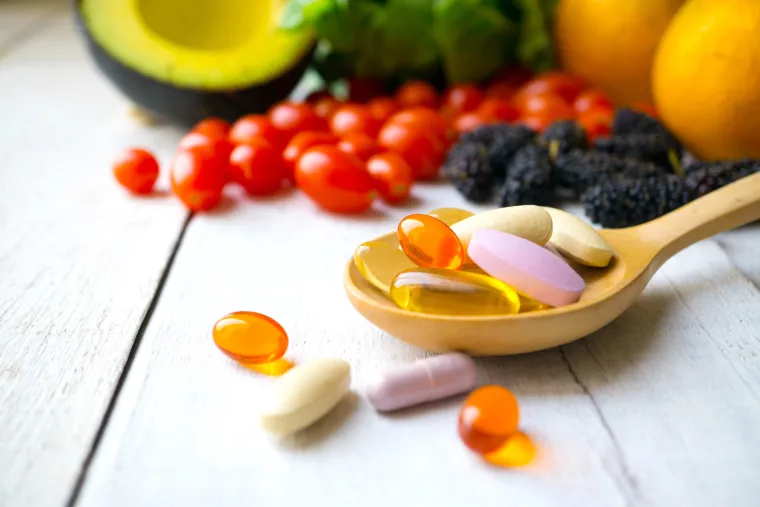 3. Uzimanje previše vitamina i suplemenata: Većina ljudi koji uzimaju multivitamine to čine kako bi popunili nutritivne praznine. No, prema studijama, uzimanje ovih suplemenata ne dodaje nikakve prednosti našem zdravlju. Ne smanjuju rizik od srčanih bolesti ili raka, a ne pomažu u sprječavanju gubitka pamćenja ili pada mentalnih sposobnosti. Međutim, jedan dokazano učinkovit dodatak je folna kiselina (uzimana prije ili tijekom trudnoće), koja pomaže u borbi protiv defekata neuralne cijevi kod beba. Stručnjaci su također upozorili na uzimanje vitamina topivih u mastima i u vodi u ogromnim dozama. Previše vitamina C topljivog u vodi može uzrokovati bubrežne kamence, a prekomjerne količine vitamina A topivog u mastima mogu utjecati na jetru. I umjesto da ovisite o suplementima, bolje je da svoju prijeko potrebnu prehranu dobijete iz dobro uravnotežene prehrane.