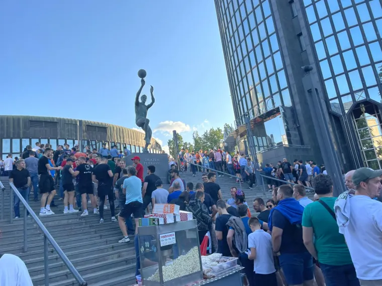 Ogroman red ispred Draženovog doma