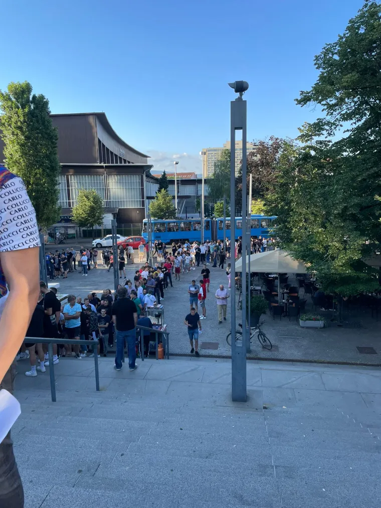 Ogroman red ispred Draženovog doma