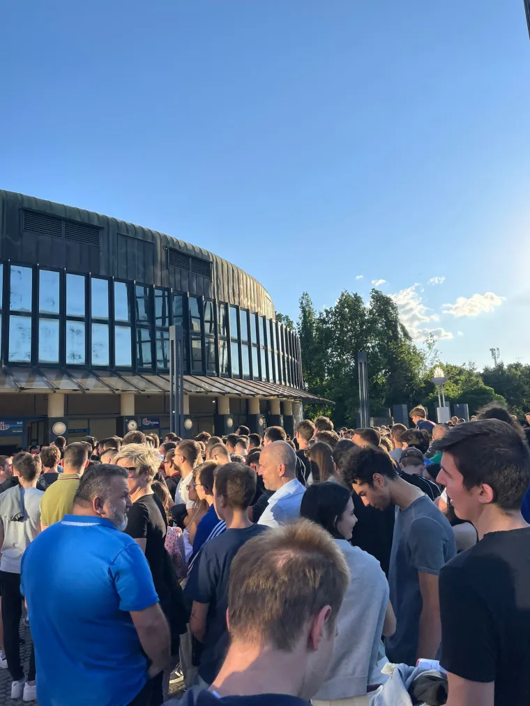 Ogroman red ispred Draženovog doma