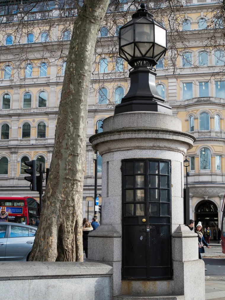 3. Mala policijska postaja kod svjetiljke na Trafalgar Squareu: Kao jedno od najprometnijih mjesta u Londonu, mora imati nadzor i zaštitu, a jedan od arhitekata tog mjesta imao je rješenje: izgraditi policijsku postaju unutar tog područja. Iako se više ne koristi, još uvijek izaziva čuđenje i privlači pažnju brojnih turista.