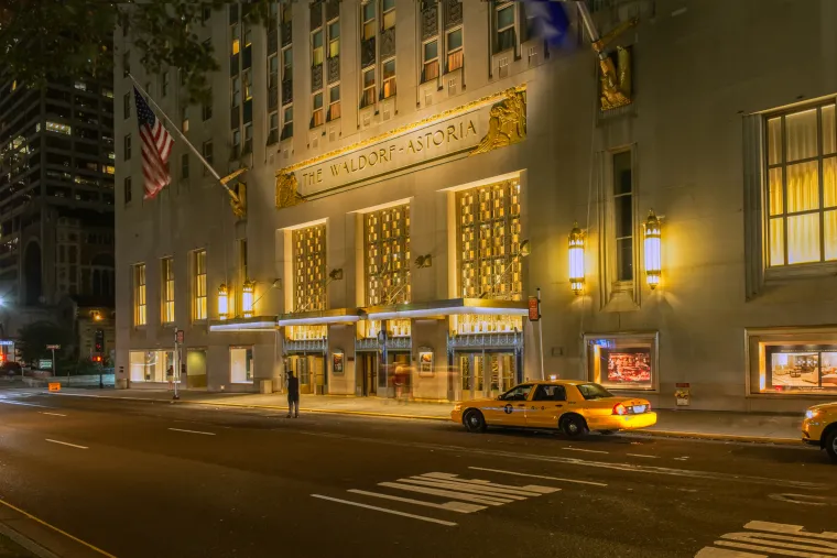 4. Tajanstvena staza 61 ispod hotela The Waldorf Astoria: Bilo bi neobično čuti zvukove vlaka kada prenoćite u hotelu. Pa, to nije slučaj s The Waldorf Astoria u New Yorku, jer se na dnu nalaze stari parni vlakovi s davno zaboravljene pruge 61 na Manhattanu!