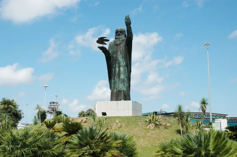 5. Prikriveni otvor u kipu Leonarda da Vincija: Poput Leonarda da Vincija, kipar iza divovskog kipa velikog umjetnika također je volio skrivati ​​uskršnja jaja u svojim remek-djelima. Assen Peikov napravio je završnu obradu svog rada tako što je u sredinu stavio tajni pretinac s pergamentima.