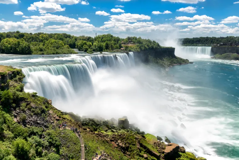 7. Jeziva špilja zlog duha koja se nalazi na slapovima Niagare: Niagarini slapovi jedna su ogromna turistička atrakcija. Ali, postoji još jedna stvar koja je zajednička među mjestima, a to je špilja zlog duha, ponor pronađen u klancu Niagara. Legenda kaže da će svatko tko uđe u špilju imati lošu sreću slijediti ga.