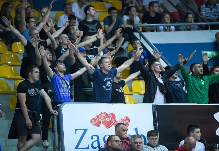 Totalna ludnica u Draženovu domu. Pogledajte paklenu atmosferu s utakmice Cibone i Zadra, pažnju privukle atraktivne plesačice